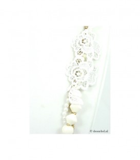 Wit met goudkleurige 3 strengs halsketting met kanten bloem