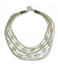 Beige koord ketting met vierkante kralen van hout en acryl