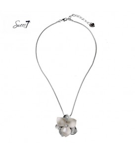 zilverkleurige dunne ketting met grote bruine bloem