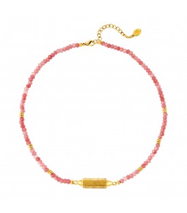 rode halsketting met een goudkleurige gegraveerde kraal