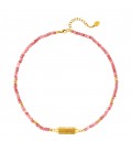 Rode halsketting met een goudkleurige gegraveerde kraal
