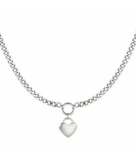 zilverkleurige halsketting met een hartvormige bedel met het woord love erin gegraveerd.