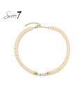 Witte korte halsketting met de letters love in het midden