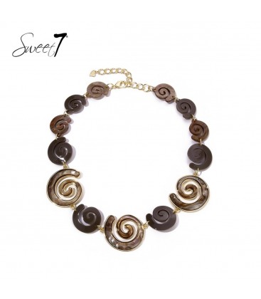 Bruine korte halsketting met spiralen en goudkleurige accenten