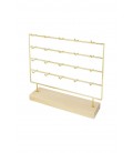 Sieradenrek met goudkleurig frame en een blank houten voet
