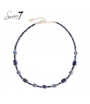 Blauwe korte halsketting met afwisselende blauwe glaskralen