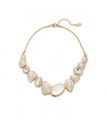 Goudkleurige halsketting met witte geharsde elementen en glas stenen