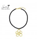 Halsketting met zwart koord en een bloemen hanger