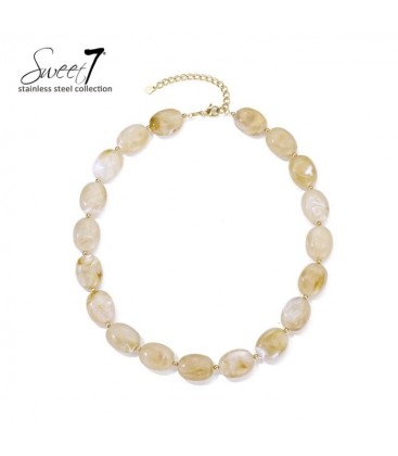 Halsketting met beige kralen en goudkleurige stainless steel sluiting.