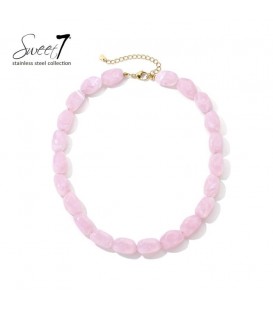 Halsketting met roze kralen en goudkleurige stainless steel sluiting.