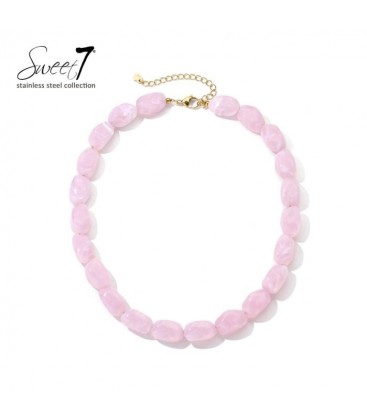 Halsketting met roze kralen en goudkleurige stainless steel sluiting.