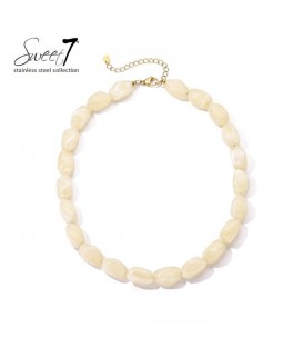 Halsketting met beige kralen en goudkleurige stainless steel sluiting.