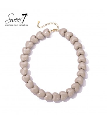 Halsketting met beige hartjes en goudkleurige sluiting